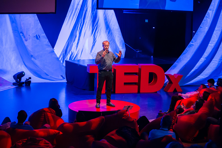 5 TED Talks, які допоможуть працювати ефективніше, а жити щасливіше
